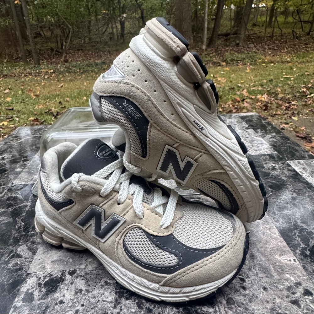 New Balance 2002R  Sneakers Size 11 Boys - Picture 3 of 14